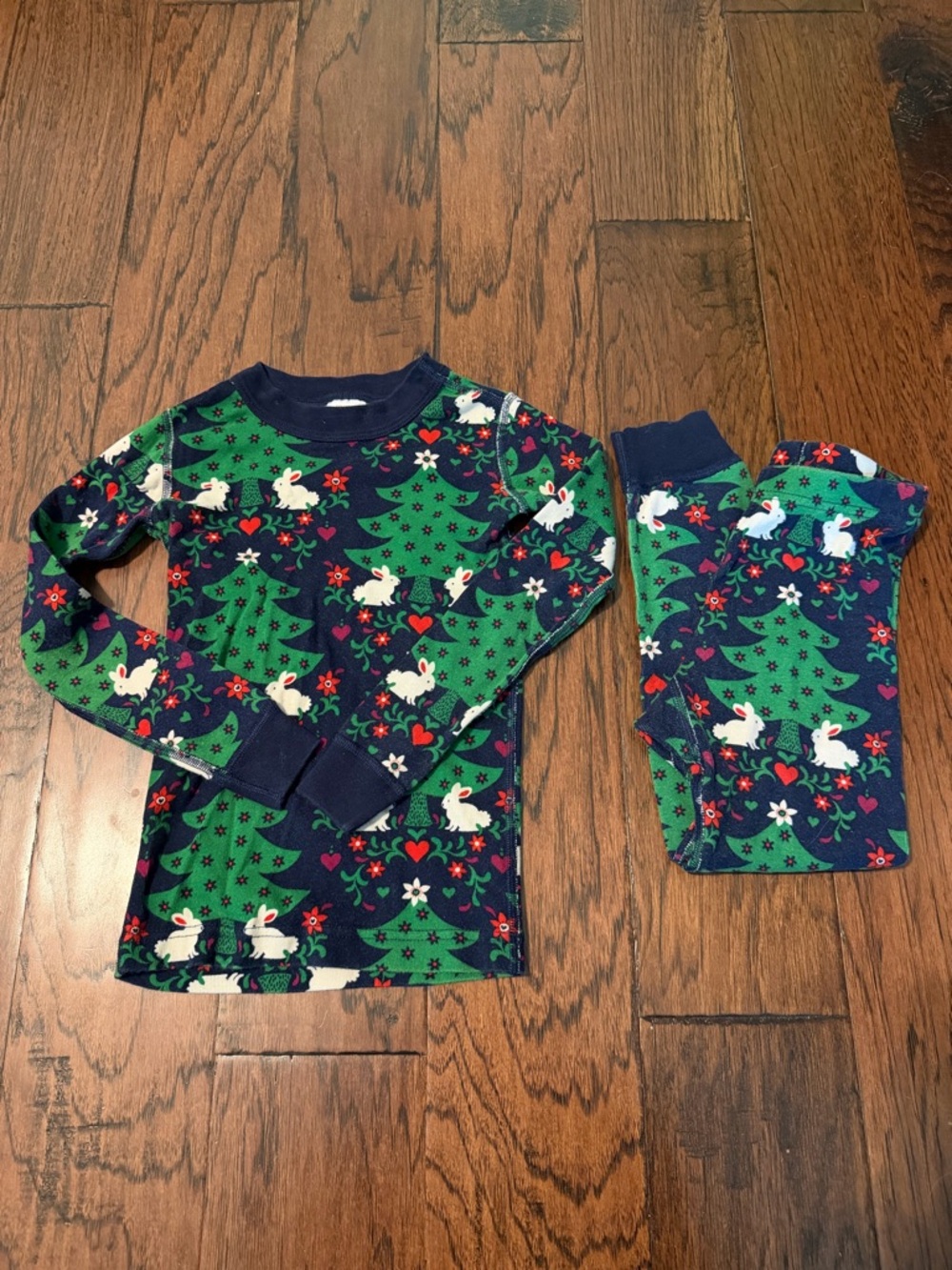 Hanna Andersson Kids Holiday Pajama Set - Christmas Tree with Bunnies Size 5
